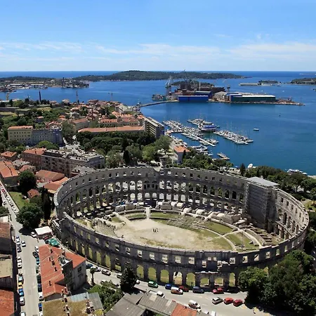Apartman With A Parking Space - 15582 Pula