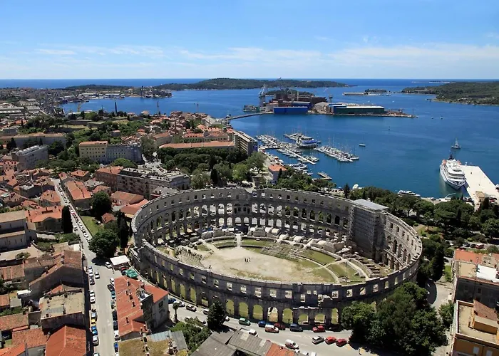 Apartment With A Parking Space - 15582 Pula